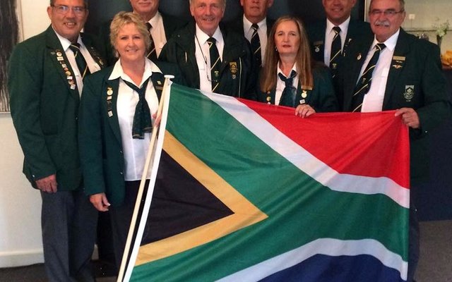 Die Suid-Afrikaners tydens die Wêreld Presisie Vlieg Kampioenskap, met agter vlnr Frank Eckard (vlieënier), Deon van den Berg (Jurielid), Hans Schwebel (vlieënier en spankaptein), Mauritz du Plessis (vlieënier), Jacques Jacobs (Internasionale beoordelaar) en Ron Stirk (vlieënier). Voor vlnr Arddyn Moolman (Internasionale beoordelaar) en Cally Eckard (spanbestuurder)